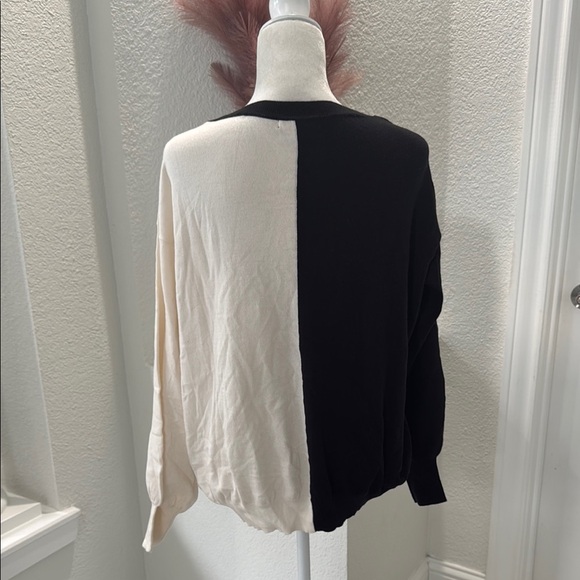 Cato V Neck Ruched Lightweight Sweater Two-Tone Black and Cream Women's Top L - Picture 7 of 8